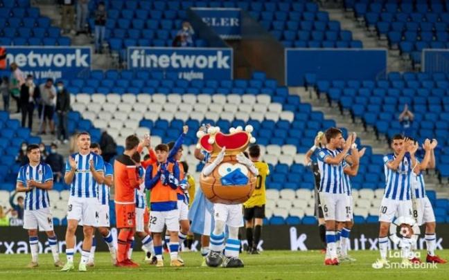 Los jugadores del Sanse agradecen su apoyo a la afición en un Anoeta casi vacío Los jugadores del Sanse agradecen su apoyo a la afición en un Anoeta casi vacío
