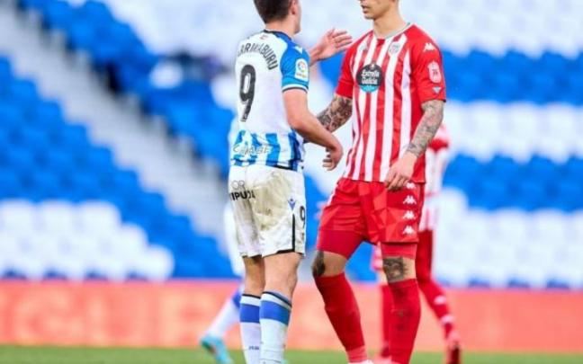 Karrikaburu saluda a un jugador del Lugo.