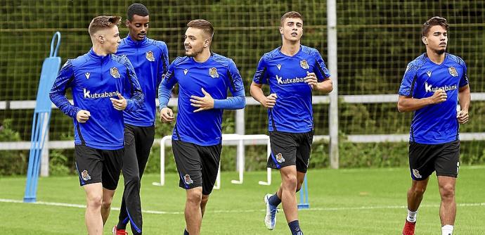 Turrientes, Isak, Gorosabel, Karrikaburu y Naïs Djouahra, durante un entrenamiento de la semana pasada en Zubieta. Foto: Real Sociedad