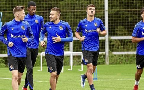 Turrientes, Isak, Gorosabel, Karrikaburu y Naïs Djouahra, durante un entrenamiento de la semana pasada en Zubieta. Foto: Real Sociedad
