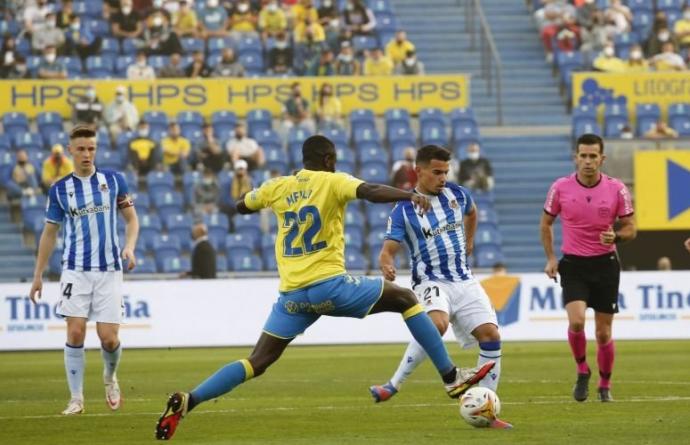 Naïs Djouahra da un pase en el encuentro de ayer frente a Las Palmas.