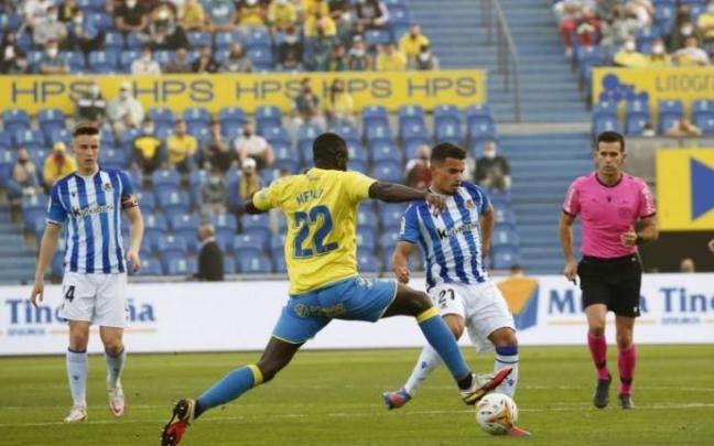 Naïs Djouahra da un pase en el encuentro de ayer frente a Las Palmas. Naïs Djouahra da un pase en el encuentro de ayer frente a Las Palmas.