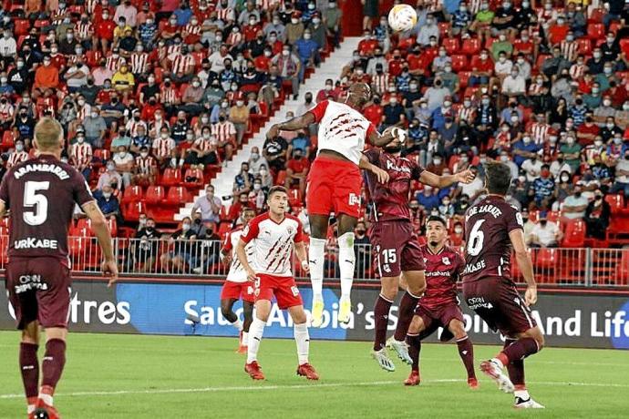 Umar Sadiq y Blasco saltan para tratar de cabecear un balón aéreo en los Juegos del Mediterráneo. Foto: LFP