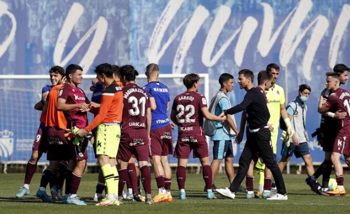 Los jugadores de la Real Sociedad B y Xabi Alonso se felicitan por la victoria.