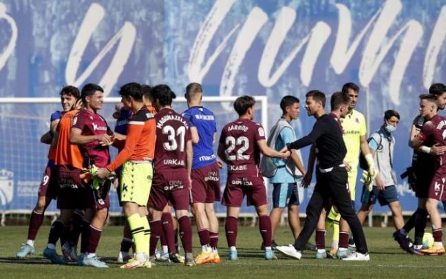 Los jugadores de la Real Sociedad B y Xabi Alonso se felicitan por la victoria.
