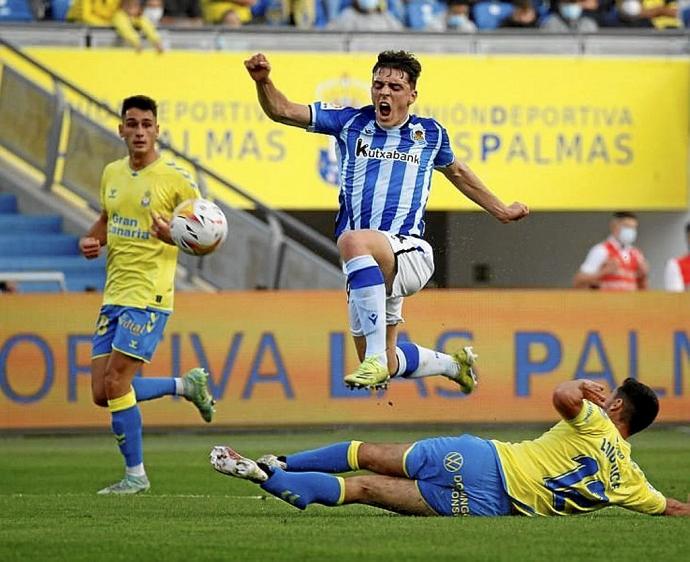 Gabilondo salta sobre un jugador del Las Palmas, en un partido anterior. Foto: LaLiga