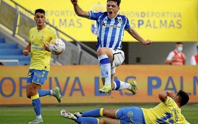 Gabilondo salta sobre un jugador del Las Palmas, en un partido anterior. Foto: LaLiga