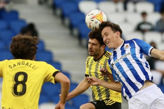 Kortajarena pugna con un futbolista del Oviedo por un balón aéreo.