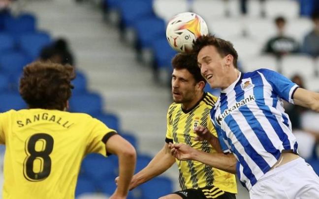 Kortajarena pugna con un futbolista del Oviedo por un balón aéreo.