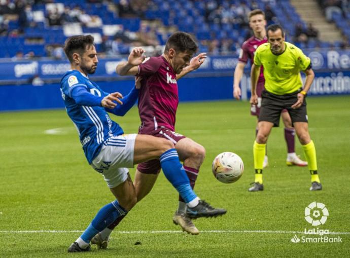 Xeber Alkain, presionado por un futbolista del Oviedo.