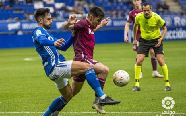 Xeber Alkain, presionado por un futbolista del Oviedo. Xeber Alkain, presionado por un futbolista del Oviedo.