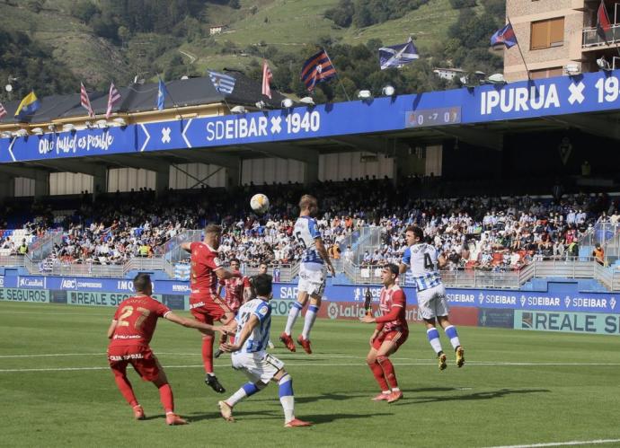 Un lance del partido disputado en Ipurua por Sanse y Ponferradina.