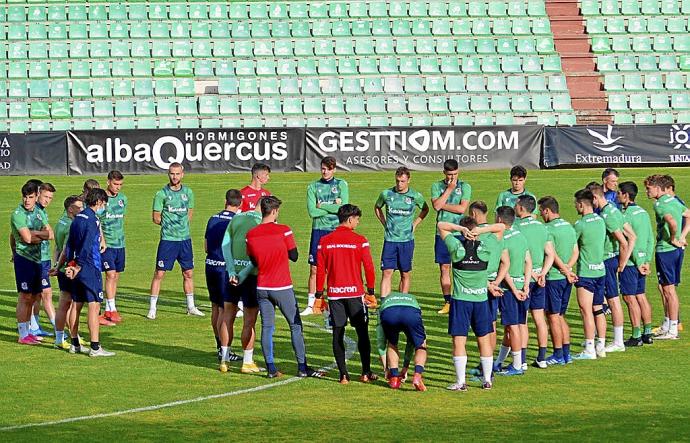 Los jugadores del Sanse atienden a Xabi Alonso durante el entrenamiento de ayer. Foto: AD Mérida