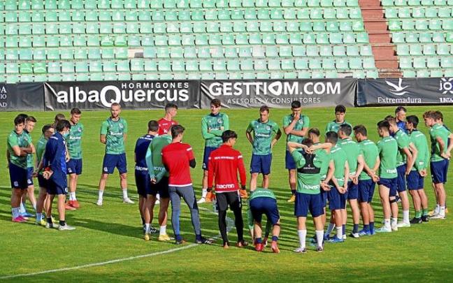 Los jugadores del Sanse atienden a Xabi Alonso durante el entrenamiento de ayer. Foto: AD Mérida