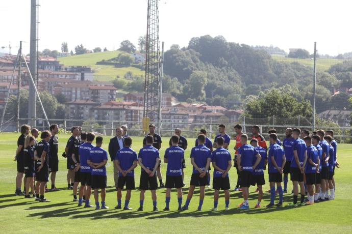 Aperribay se dirige a la plantilla del Sanse, antes de arrancar el entrenamiento.