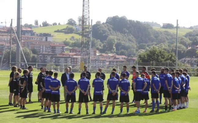 Aperribay se dirige a la plantilla del Sanse, antes de arrancar el entrenamiento.