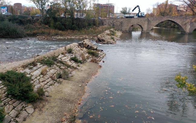 Vista de la presa de Santa Engracia, rota parcialmente.