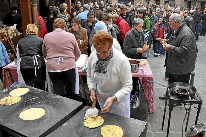 Los talos que elaboran las mujeres de Zubieta, un bocado siempre apetecible en la feria de Santa Lucía.