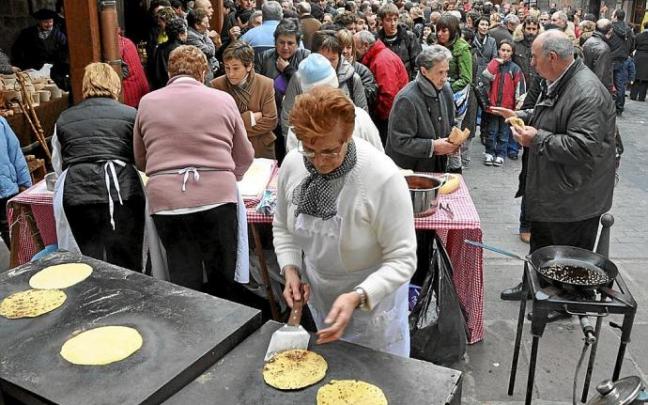 Los talos que elaboran las mujeres de Zubieta, un bocado siempre apetecible en la feria de Santa Lucía.