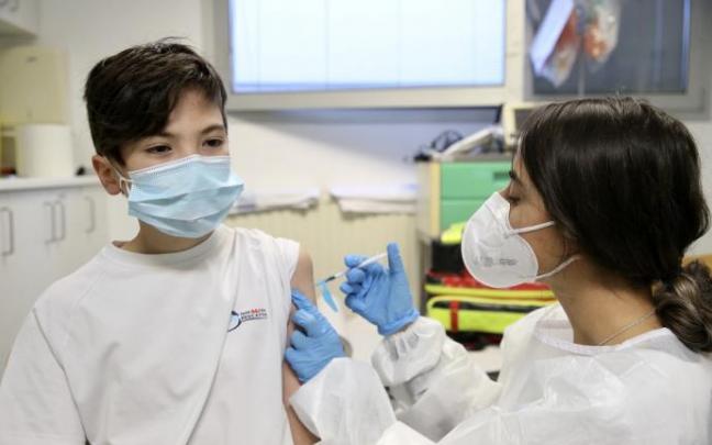 Una sanitaria vacuna contra el Covid-19 a un niño en el centro de salud El Alisal. Una sanitaria vacuna contra el Covid-19 a un niño en el centro de salud El Alisal.
