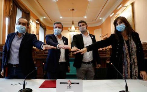 El alcalde de Irun, el socialista José Antonio Santano, posa con representantes de Podemos tras el pacto de gobierno alcanzado por estos dos partidos en noviembre de 2020. El alcalde de Irun, el socialista José Antonio Santano, posa con representantes de Podemos tras el pacto de gobierno alcanzado por estos dos partidos en noviembre de 2020.