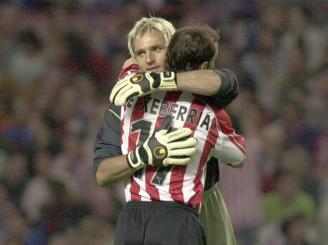 Cañizares abraza a Joseba Etxeberria en una imagen de archivo.