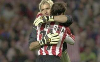 Cañizares abraza a Joseba Etxeberria en una imagen de archivo.