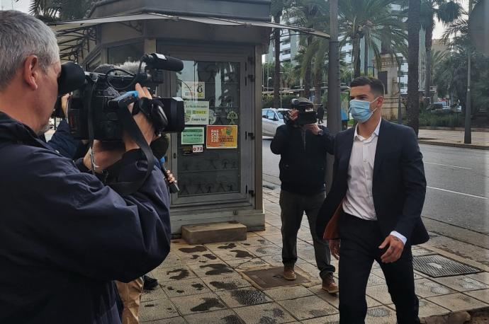 Santi Mina a su llegada a la Audiencia Provincial de Almería.