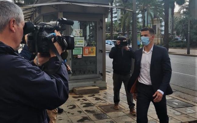 Santi Mina a su llegada a la Audiencia Provincial de Almería.
