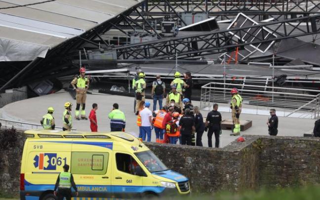 Equipos de emergencia en el lugar en el que se ha derrumbado el escenario. Equipos de emergencia en el lugar en el que se ha derrumbado el escenario.