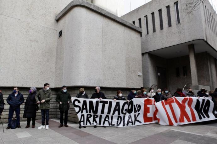 Cadena humana de protesta alrededor del Hospital Santiago.