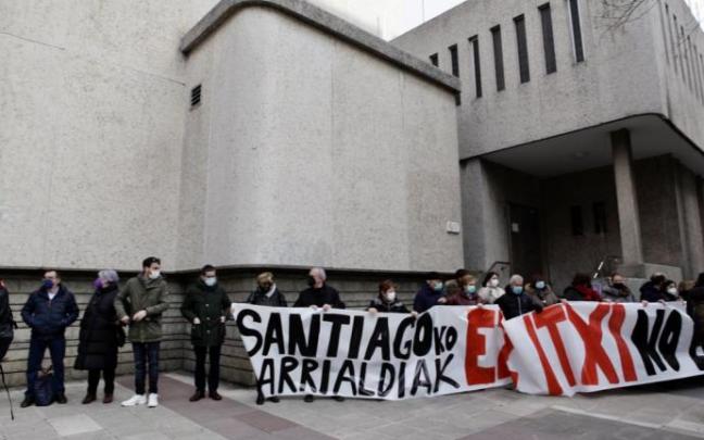 Cadena humana de protesta alrededor del Hospital Santiago. Cadena humana de protesta alrededor del Hospital Santiago.