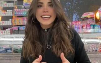 Belén Santo, en la tienda de golosinas. Belén Santo, en la tienda de golosinas.