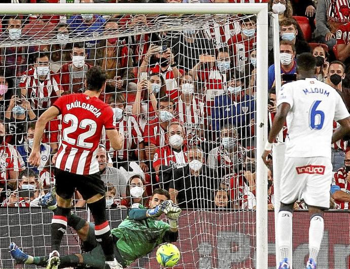 Fernando Pacheco detiene el penalti lanzado por Raúl García en los primeros minutos de la contienda. Foto: Efe