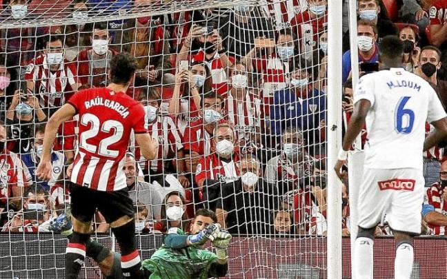 Fernando Pacheco detiene el penalti lanzado por Raúl García en los primeros minutos de la contienda. Foto: Efe