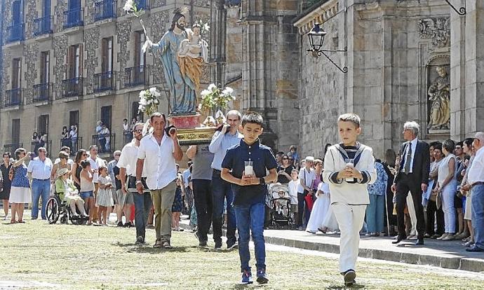 Niños que han hecho la primera comunión al inicio de la procesión.