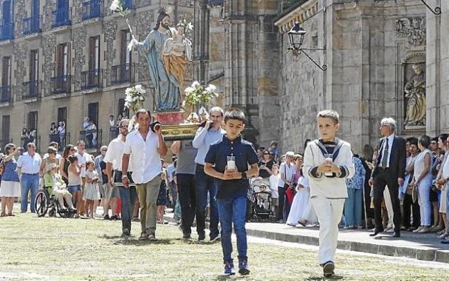 Niños que han hecho la primera comunión al inicio de la procesión.