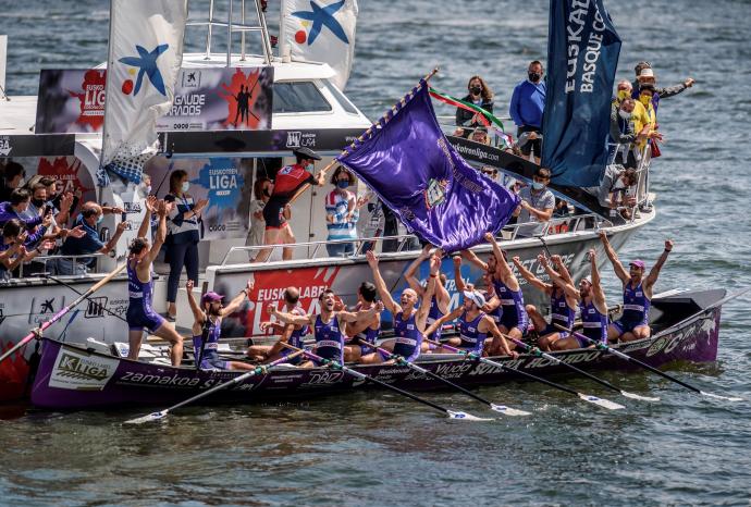 La tripulación de Santurtzi celebra la victoria.