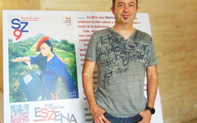 Javier Trapero posa junto al cartel que dará imagen a la próxima edición del festival Santurzine, que se celebrará del 1 al 16 de octubre. Javier Trapero posa junto al cartel que dará imagen a la próxima edición del festival Santurzine, que se celebrará del 1 al 16 de octubre.