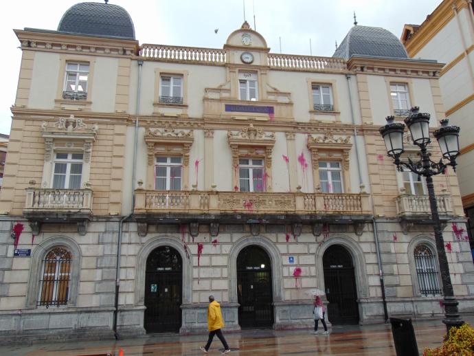 La fachada del ayuntamiento de Santurtzi amaneció ayer con manchas de pintura.