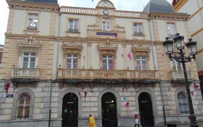 La fachada del ayuntamiento de Santurtzi amaneció ayer con manchas de pintura.