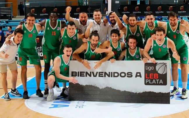La plantilla del Santurtzi celebra el ascenso que ahora espera consumar en los despachos. La plantilla del Santurtzi celebra el ascenso que ahora espera consumar en los despachos.
