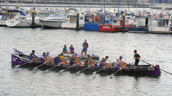 La 'Sotera' sale del puerto de Santurtzi para iniciar el entrenamiento de cara a la segunda jornada de la Bandera de La Concha.