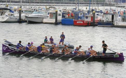 La 'Sotera' sale del puerto de Santurtzi para iniciar el entrenamiento de cara a la segunda jornada de la Bandera de La Concha.