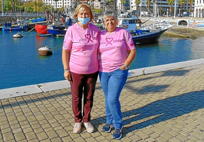Maite Nieto y Pili Domínguez, organizadoras de la marcha, posan en el puerto de Santurtzi. Foto: M. A. P.
