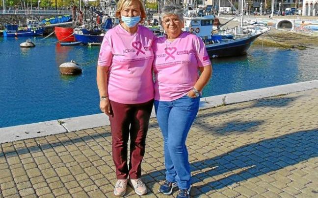 Maite Nieto y Pili Domínguez, organizadoras de la marcha, posan en el puerto de Santurtzi. Foto: M. A. P.