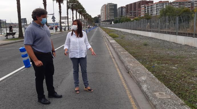 Álvaro Aresti, edil de Obras del Ayuntamiento de Santurtzi, y la alcaldesa, Aintzane Urkijo, en el paseo Reina Victoria de la localidad.