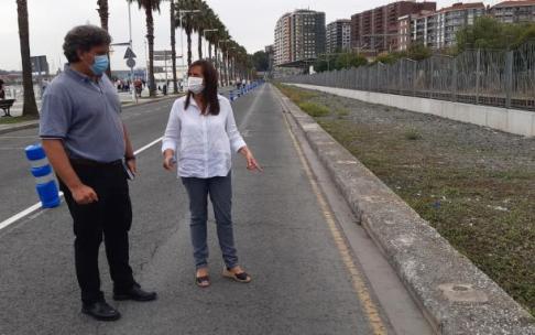 Álvaro Aresti, edil de Obras del Ayuntamiento de Santurtzi, y la alcaldesa, Aintzane Urkijo, en el paseo Reina Victoria de la localidad. Álvaro Aresti, edil de Obras del Ayuntamiento de Santurtzi, y la alcaldesa, Aintzane Urkijo, en el paseo Reina Victoria de la localidad.