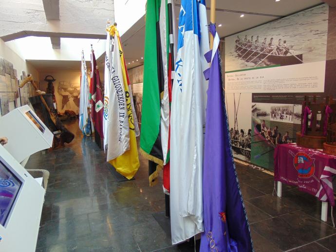 Todas las banderas ganadas por la 'Sotera' este año se exponen en Santurtzi Itsasoa Museoa.