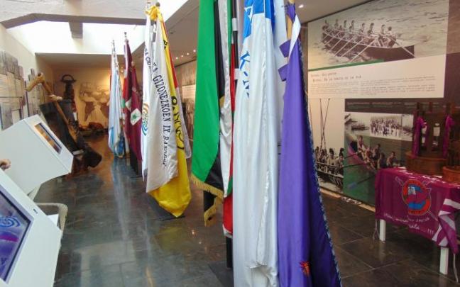 Todas las banderas ganadas por la 'Sotera' este año se exponen en Santurtzi Itsasoa Museoa.